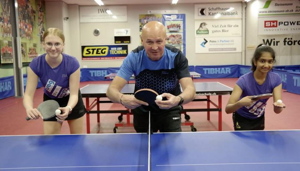Die Jungen nach oben: Seraina Rosset, Trainer Pavel Rehorek und Akhyata Patra (von links). Bild: Pascal Oesch