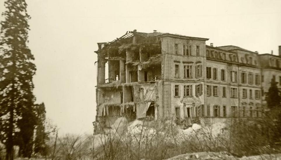 Das Ende einer Ära: Die Sprengung des Hotels Schweizerhof im Jahre 1954. Bild: zvg