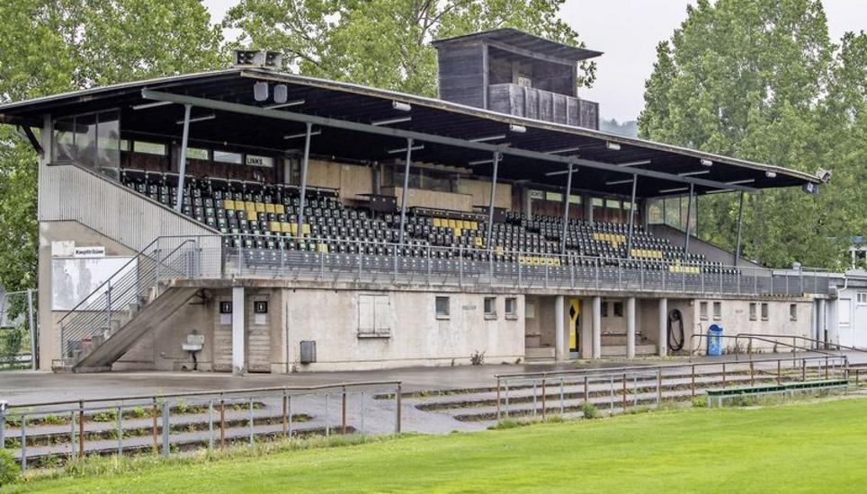 Modern sieht anders aus: Das Stadion Breite und seine Haupttribüne befinden sich in einem maroden Zustand. Bild: Roberta Fele