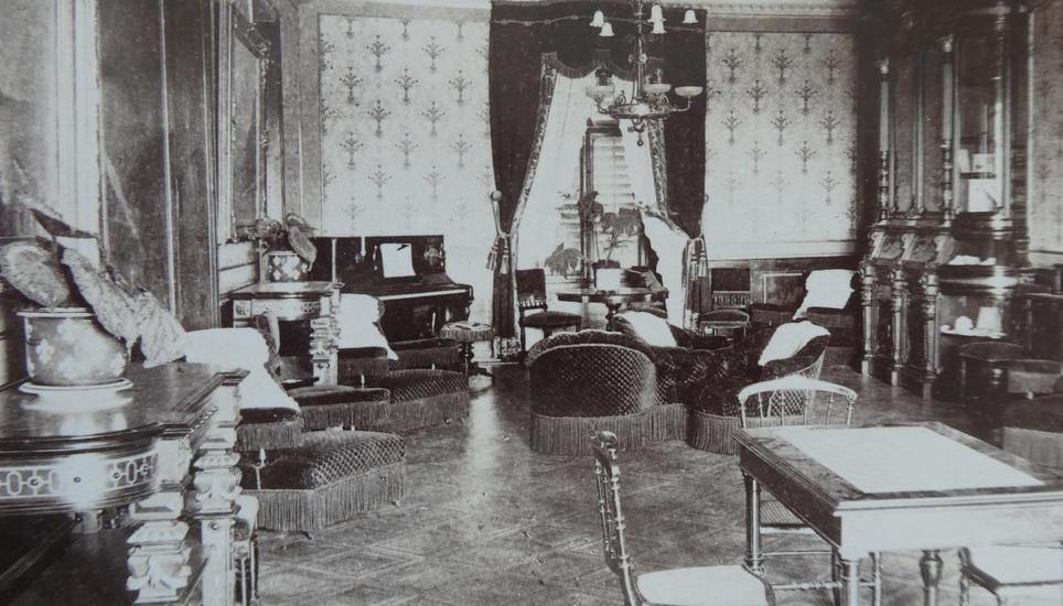 Luxus: Der Salon in besseren Zeiten.