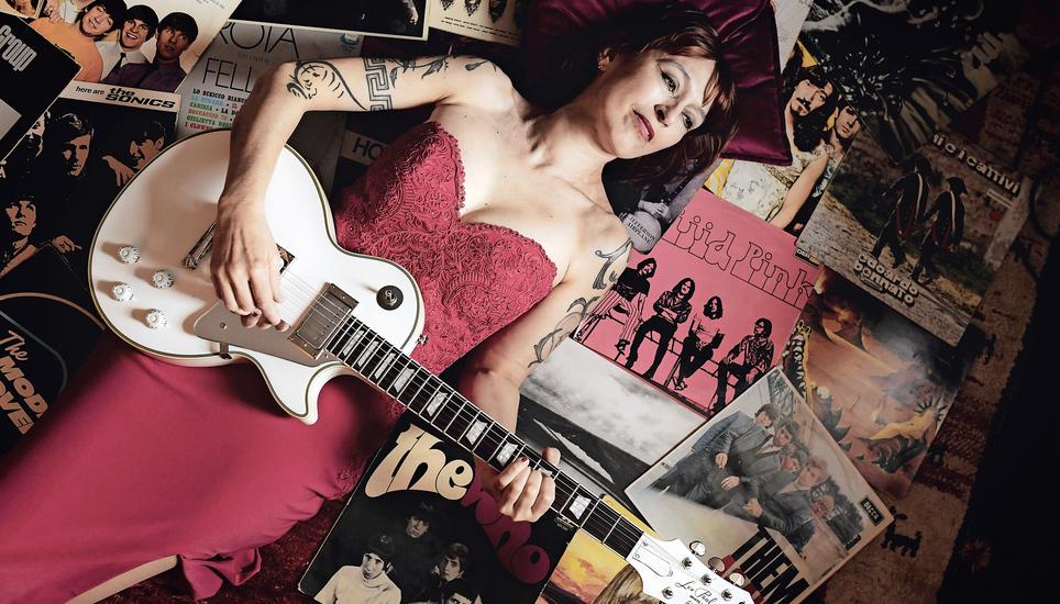 Seit Neustem nicht mehr nur mit dem Bass, sondern auch mit der Gitarre musikalisch unterwegs: Lady Pinball. Bild: Melanie Duchene