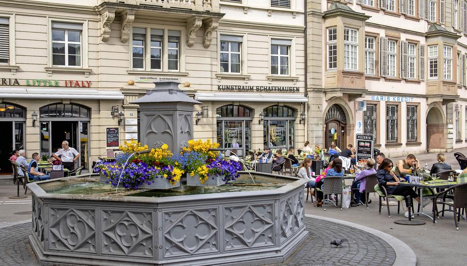 Die Aussenbereiche der Gastrobetriebe, hier jener des Restaurants Little Italy in Schaffhausen, werden bei schönem Wetter stark frequentiert. Bild: Daniel Thüler