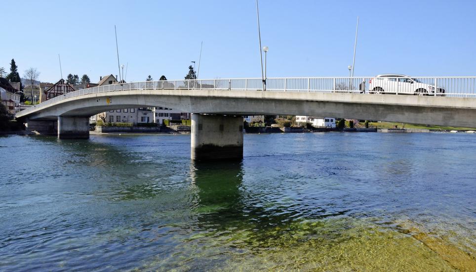 Die Steiner Rheinbrücke ist eine wichtige Verkehrsachse für die Stadt, gleichzeitig aber auch Symbol für die Verbindung zweier unterschiedlicher Stadtteile. Bild: Thomas Martens
