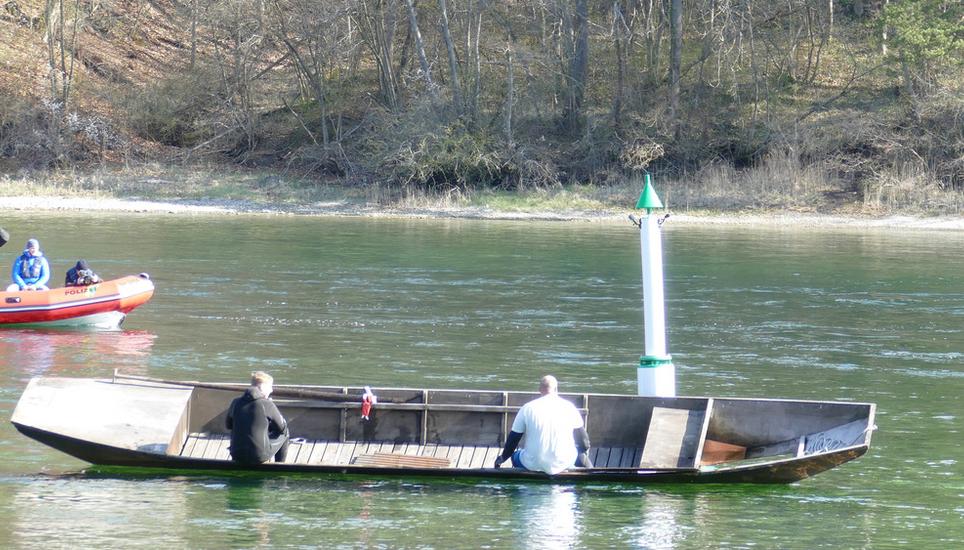 Leserreporter beobachteten den Bojen-Test der Schaffhauser Polizei am Rhein. Bilder: zvg