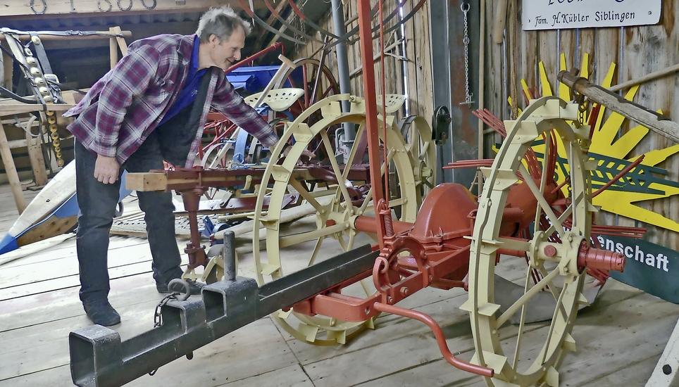 Hans Kübler zeigt, wie weit die Kartoffeln mit der Erntemaschine «weggeflogen» sind. Bild: Theo Kübler