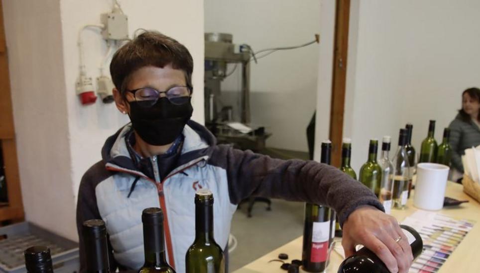Mit der Maske bediente Käthi Frei in Unterstammheim die Gäste. Bild: RoMü