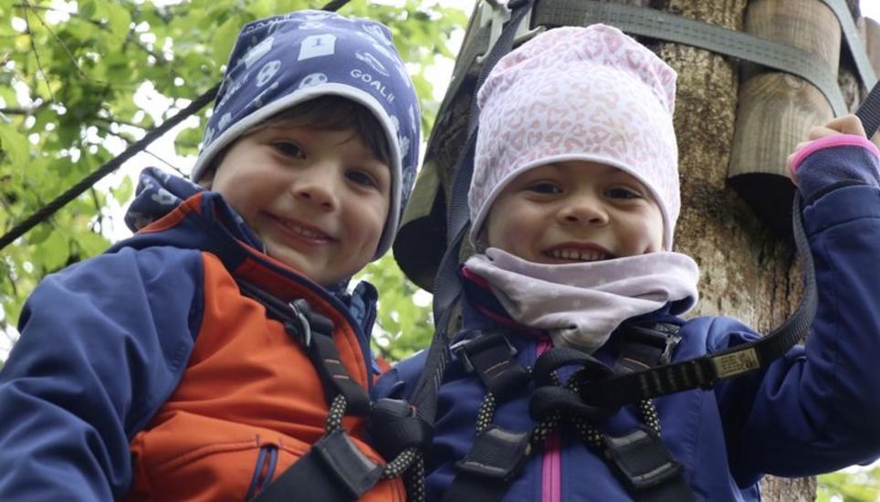 Warm eingepackt und hoch motiviert hangeln sich Amelia und Gianluca Conti den Kinderparcours entlang. Bild: Dominic Caviezel