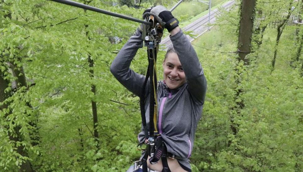 Diana Gubser ist mit einer Gruppe von Volleyballfreundinnen gekommen und flitzt die Drahtseile entlang.