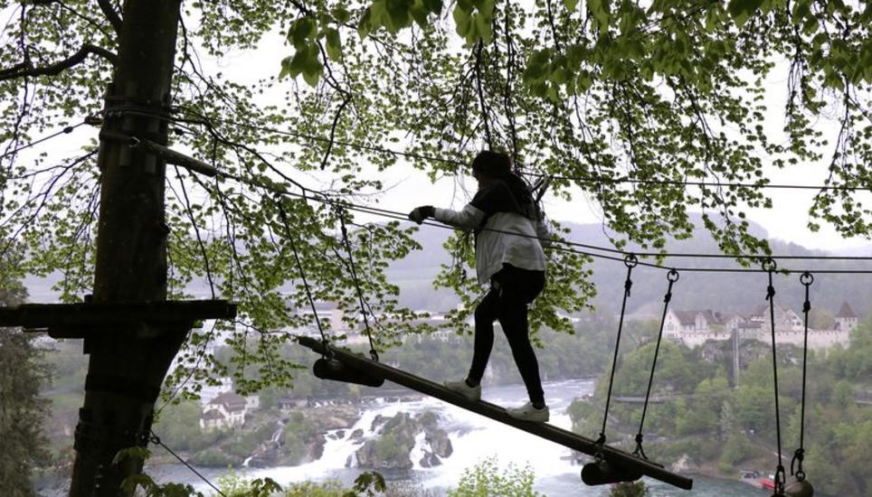 Nichts für Leute mit Höhenangst: Niloji Sridaran balanciert vorsichtig auf den wackligen Balken vor der Rheinfallkulisse. Bild: Dominic Caviezel