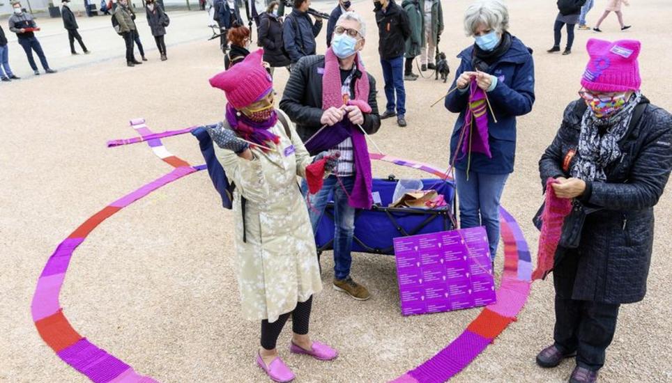 Stricken – nicht um die Wette, sondern um die Frauenrechte: Die «Trikoteusen» des Frauenstammtisches Schaffhausen an der 1.-Mai-Feier. Bild: Michael Kessler