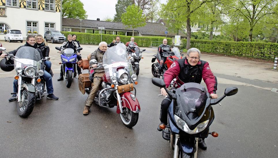 Am letzten Samstag startete der Moto-Club Hemmental mit einer ersten grossen Ausfahrt in die neue Saison. Vom Schützenhaus auf der Breite fuhren die Töfffahrer rund um Clubpräsident André Baumgartner (rechts) los in Richtung Zürcher Oberland. Bild: Selwyn Hoffmann