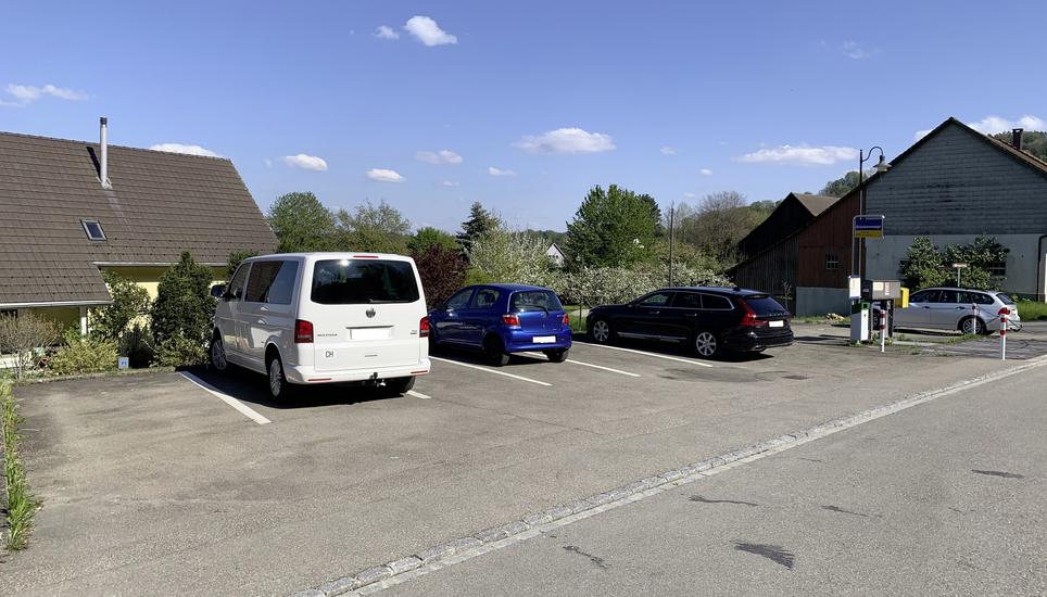 Parkplätze bei der Brückenwaage in Rüdlingen: Es stehen nicht viele davon für die Besucherscharen zur Verfügung. Bild: zVg