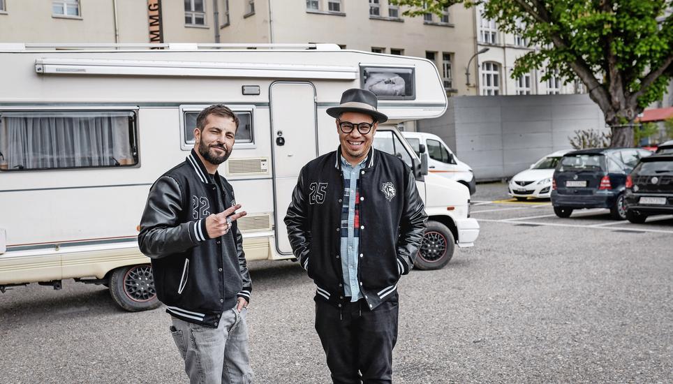 Die Schweizer Musiker Bligg und Marc Sway lernten die Stadt Schaffhausen von seiner traditionellen Seite kennen. Bild: Melanie Duchene