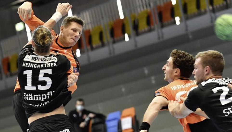 Zähe Zweikämpfe prägten die bisherigen vier Saisonspiele zwischen den Kadetten (links Jonas Schelker, rechts Lukas Herburger) und dem BSV Bern. Bild: Michael Kessler