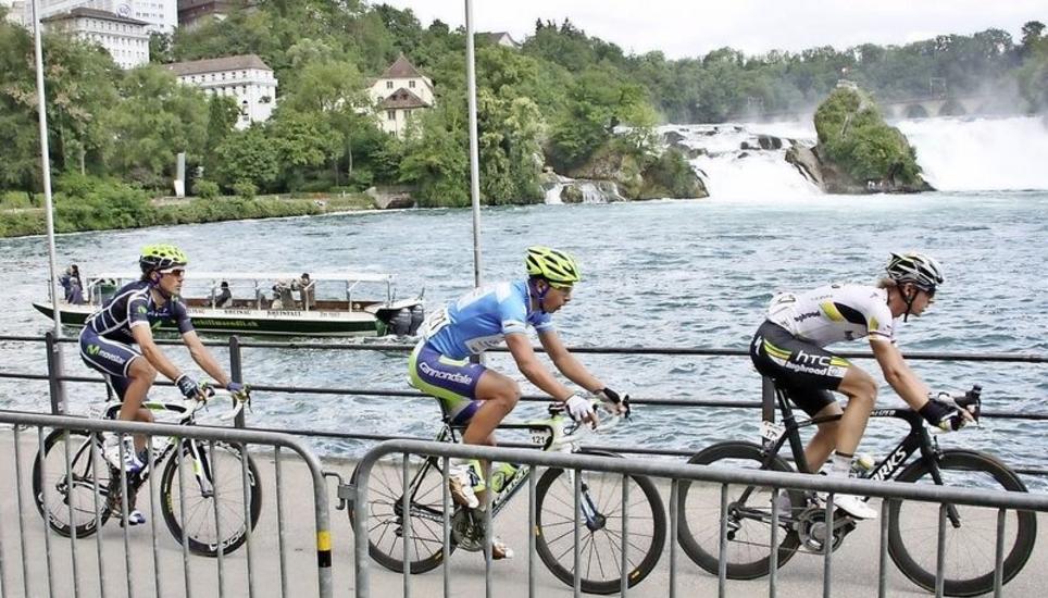 Panorama-Fahrt in höchstem Tempo: Im Jahr 2011 fuhr das Peloton der Tour de Suisse auch am berühmten Rheinfall vorbei. Bild: Daniel F. Koch