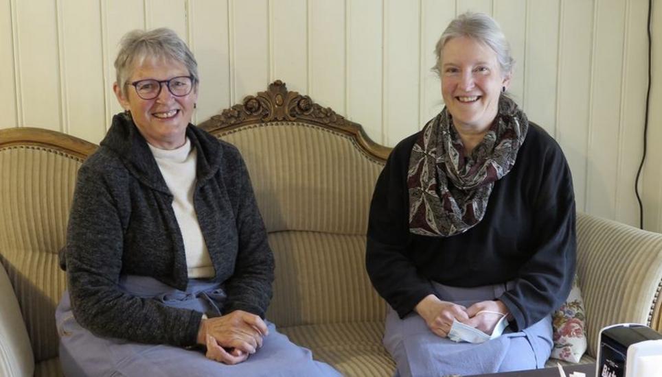 Esther Orefice und Katharina Werner im neu eröffneten Kaffeehaus Kaphilon (v.l.). Bild: Rolf Hauser