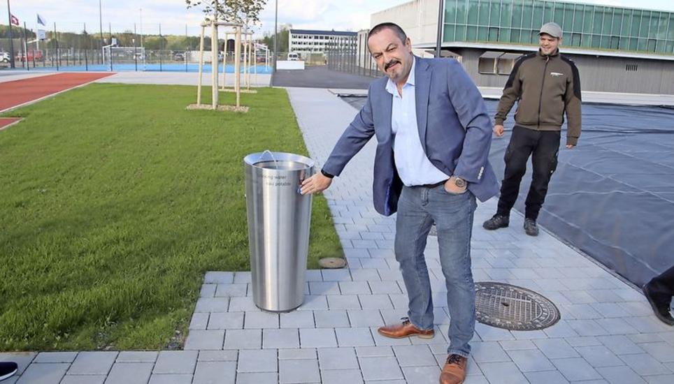 Gemeinderat Roberto Violi beim neuen Trinkbrunnen der Aussensportanlage. Bild: romü