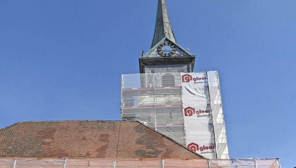 Die Dorfkirche ist bereits eingerüstet und wird bis voraussichtlich Ende Juli einer Sanierung unterzogen. Bild: Rolf Hauser