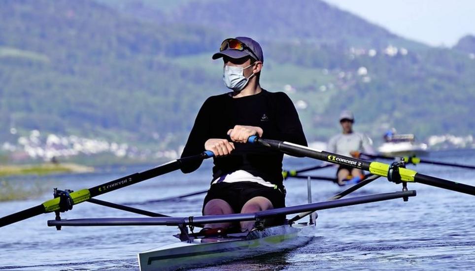 Neel Guldimann im Skiff auf dem Weg zum Rennen. Bild: Andrea Richli