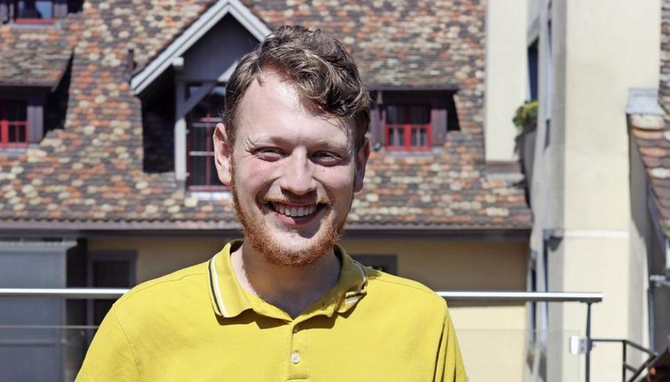 Der Maturand Olivier Knecht mit einer Insulinspritze in seiner Hand – so kann er denn Alltag normal bestreiten. Bild: Marco Bähler