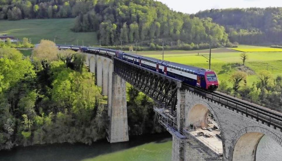 Macht jede Fahrt zwischen Zürich und Schaffhausen zum Erlebnis: Die mächtige Eisenbahnbrücke bei Eglisau (erbaut 1895–1897). Bild: Roberta Fele