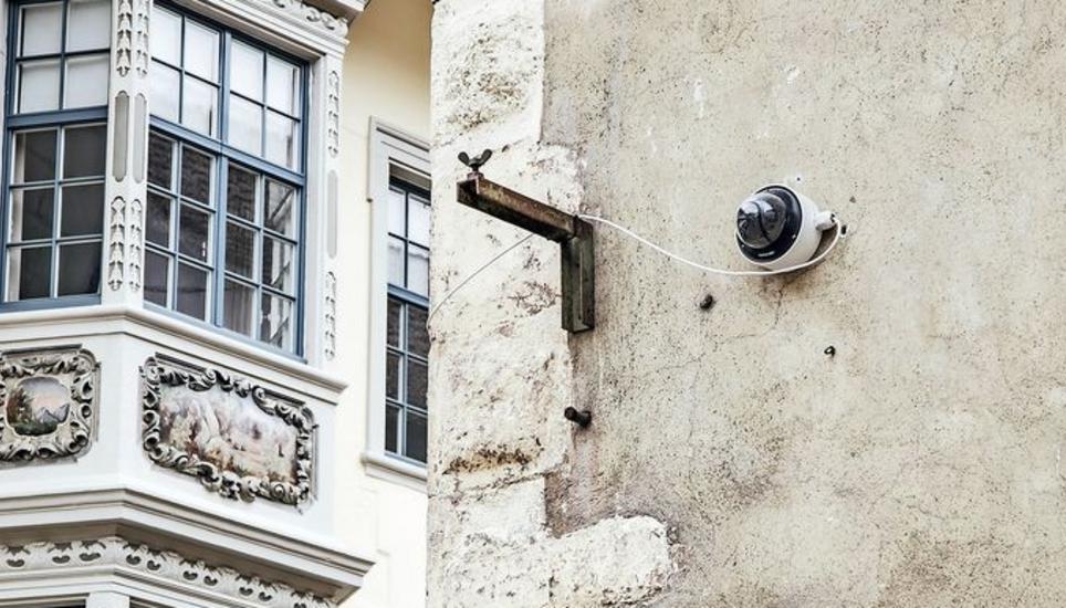 Zwischen 18 und 7 Uhr in Betrieb: die Videokamera an der Safrangasse. Bild: Roberta Fele