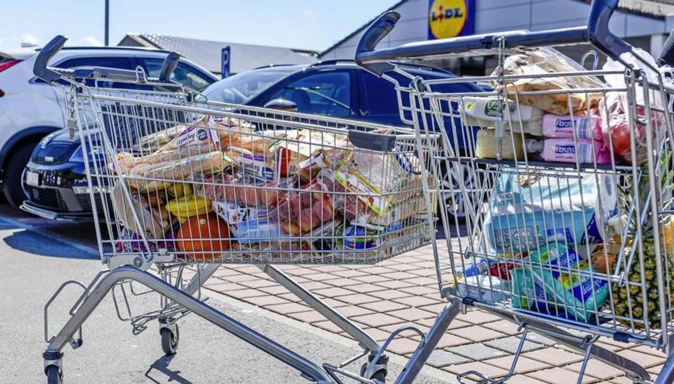 Kaum ist die Grenze nach Deutschland für den Einkaufstourismus wieder offen, werden in den deutschen Läden von manchen Schweizern die Einkaufswagen wieder prall gefüllt. Bild: Melanie Duchene