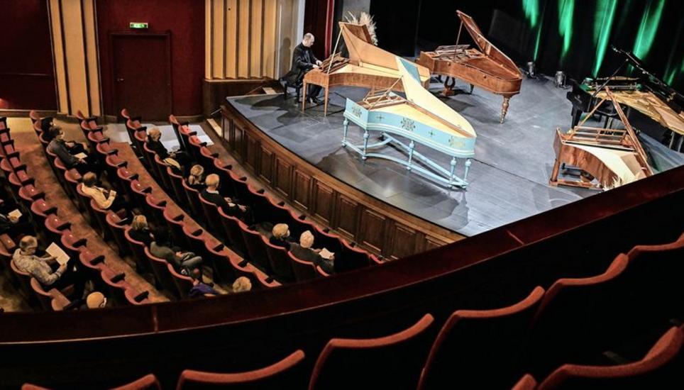 Ist mit fünf Tasteninstrumenten, vom Cembalo über den Hammerflügel bis zum Bechstein, angereist: Der Pianist Alexander Melnikov. Bild: Melanie Duchene