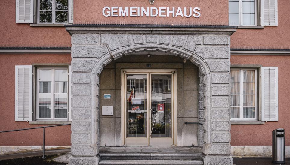 Der Neuhauser Gemeinderat weist die Abhängigkeitsvorwürfe von sich. Bild: Melanie Duchene