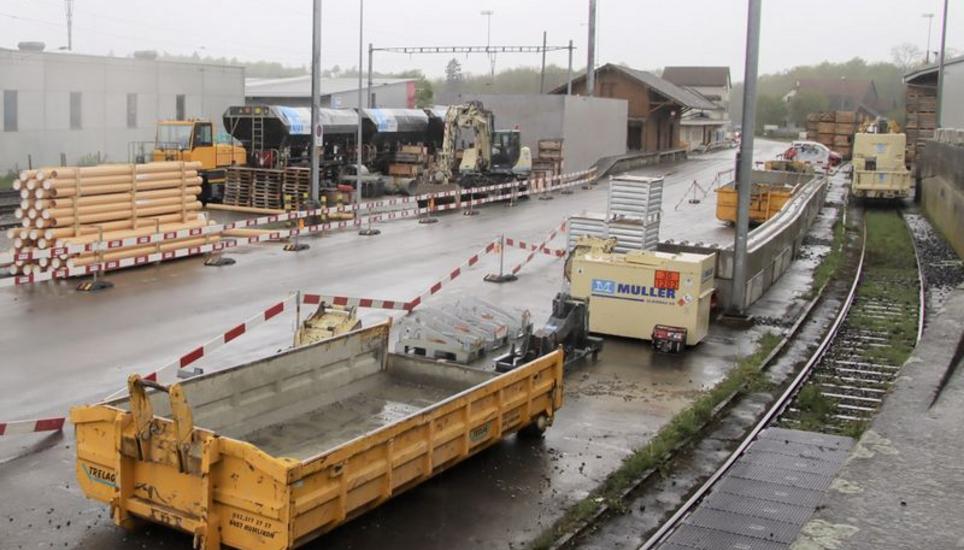 Im Bahnhof Marthalen wird schon seit Mai intensiv gebaut. Bild: Romü