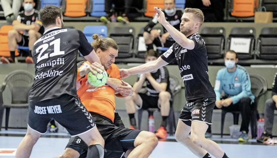 Kann der BSV Bern (in Schwarz) die Kadetten ein zweites Mal in die Knie zwingen? Der Schaffhauser Kreisläufer Erik Schmidt wird von drei Bernern intensiv «bearbeitet». Bild: Reinhard Standke