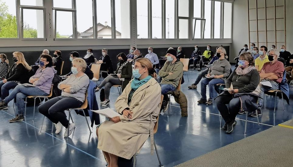 Die Stimmberechtigten an der Gemeindeversammlung vom Mittwochabend in der Turnhalle Dörflingen. Bild: Rolf Hauser