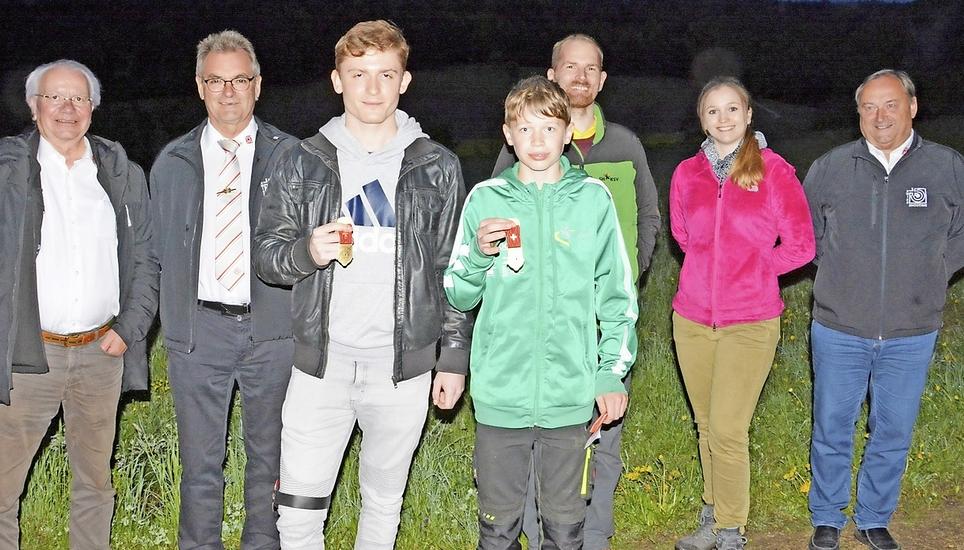 Die Gewinner flankiert von (v.l.n.r.): Paul Röthlisberger (SSV), Roland Rau (SSV), Nicola Schulthess, Lino Tognella, SHKSV-Präsident Pascal Herren, SHKSV-Nachwuchschefin Céline Depeder und Walter Brändli (SSV). Bilder: Markus Stanger