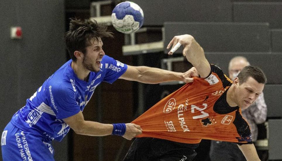 Ein Vorgeschmack auf den Playoff-Halbfinal: Im Duell der beiden jungen Spielmacher versucht der Krienser Moritz Oertli (l.) mit allen Mitteln den Schaffhauser Jonas Schelker am Abschluss zu hindern. Bild: Key