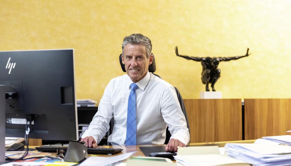 Christian Heydecker, hier in seinem Anwaltsbüro, ist seit 2014 Verwaltungsratspräsident der Clientis-Gruppe, die 14 selbstständige Regionalbanken vereint. Bild: Daniel Thüler