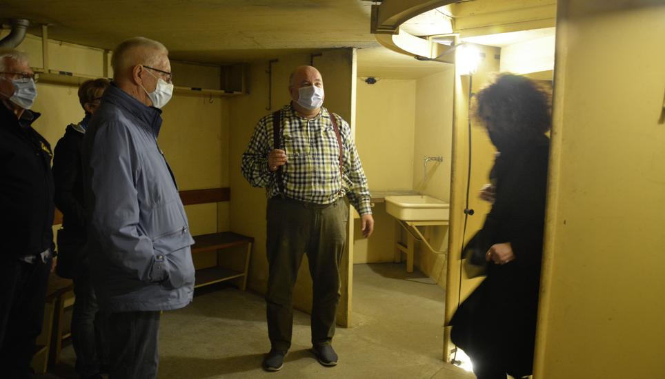 Thomas Burkhardt (Mitte) führte eine kleine Gruppe durch den Bunker. Bild: Julia Vetter