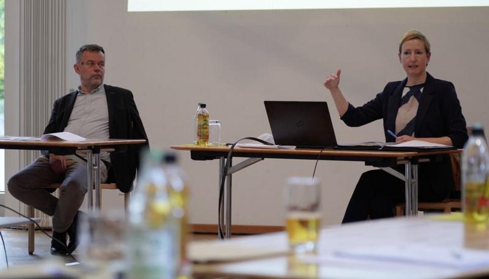 Wolfgang Wahl und Bürgermeisterin Verena Schraner. Bild: tbo