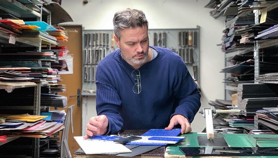 Der Creative Director und Mitgründer von VIU, Fabrice Aeberhard beim Zusammenstellen der Farben für die neue Brillenkollektion