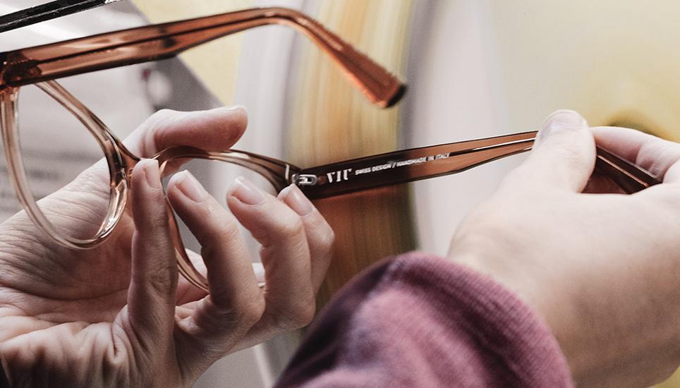 Der Prozess zur Herstellung der Acetat Brillen besteht aus 80 händischen Schritten, für Titan sogar aus 200