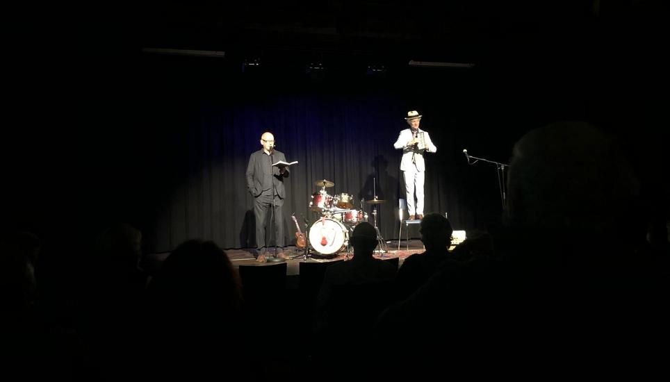 Gestern Abend waren im Neuhauser Trottentheater rund 40 Personen unter Einhaltung der Corona-Schutzmassnahmen anwesend. Bild: Radio Munot