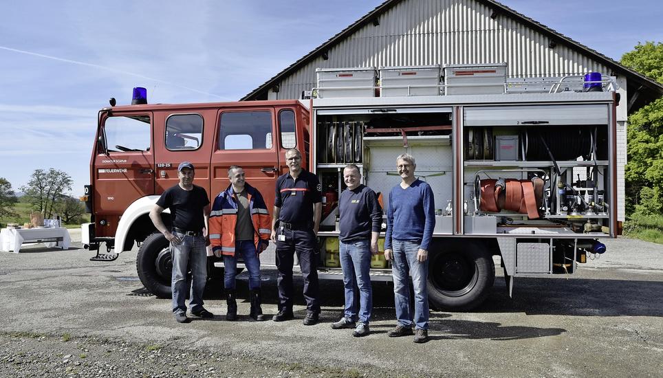 Die Feuerwehrmänner Besim Kadriu, Djemail Useini, Peter Müller, Thomas Roth und Martin Zadera (v. l.) bei der Verabschiedung des Tanklöschfahrzeugs in Neuhausen, kurz vor der Abfahrt nach Kicevo in Nordmazedonien. Bild: Marco Bähler
