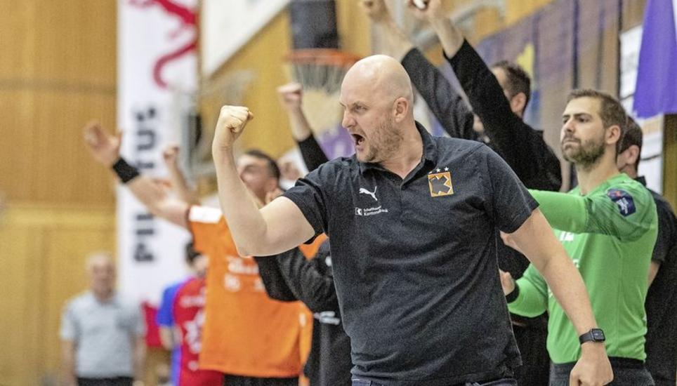 Kadetten-Trainer Adalsteinn Eyjolfsson durfte in Kriens mit seinem Team einen 29:22-Sieg bejubeln. Bild: Key