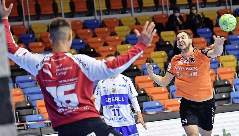 Voller Einsatz beim Abschluss im ersten des Play-off-Halbfinals: Der Ur-Luzerner Nik Tominec gegen den Krienser Goalie Kayoum Eicher. Bild: Michael Kessler