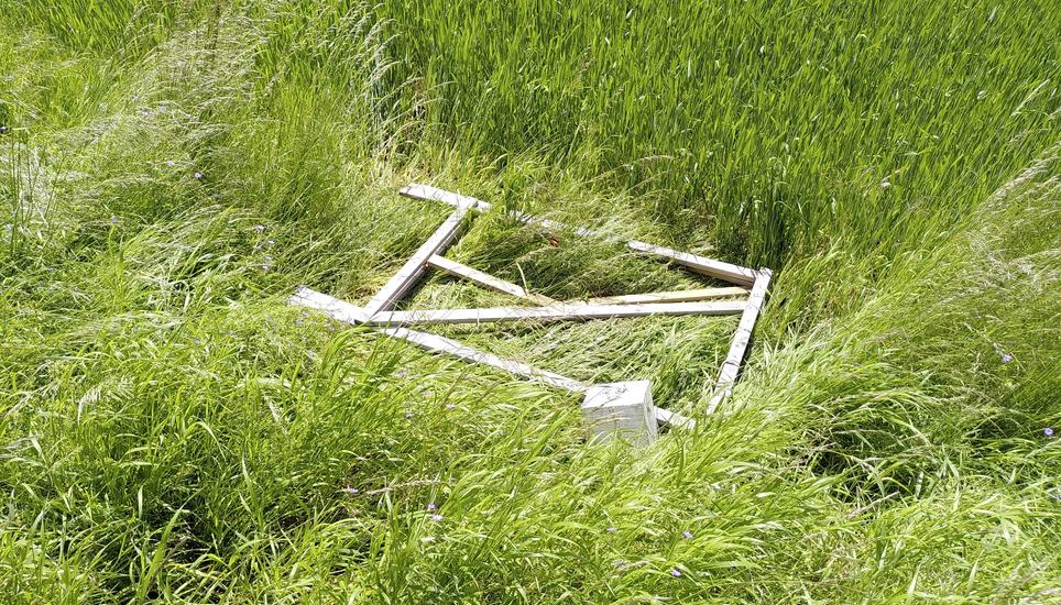 Dieser Plakatständer der Befürworter der Agrarinitiative wurde in einem Feld in Beringen wiedergefunden. Bild: zVg