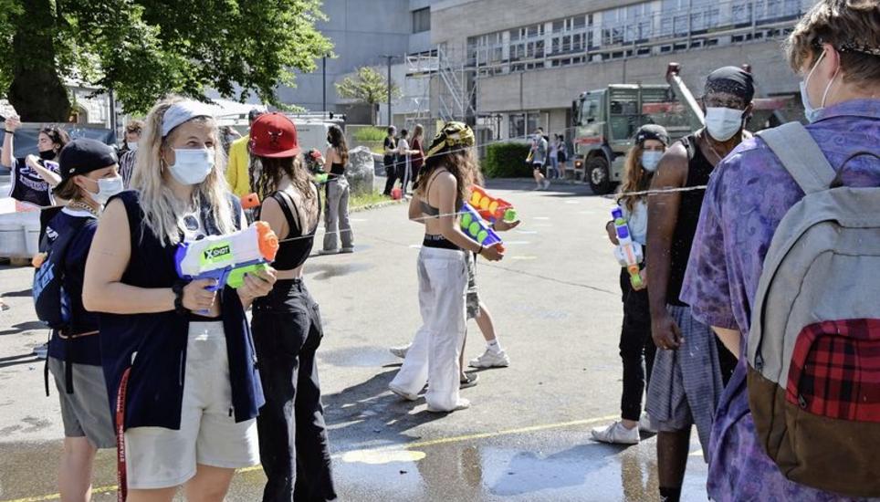 Auf dem Pausenplatz der Kantonsschule Schaffhausen trotzen die Schüler der Hitze. Bild: Mahara Rösli