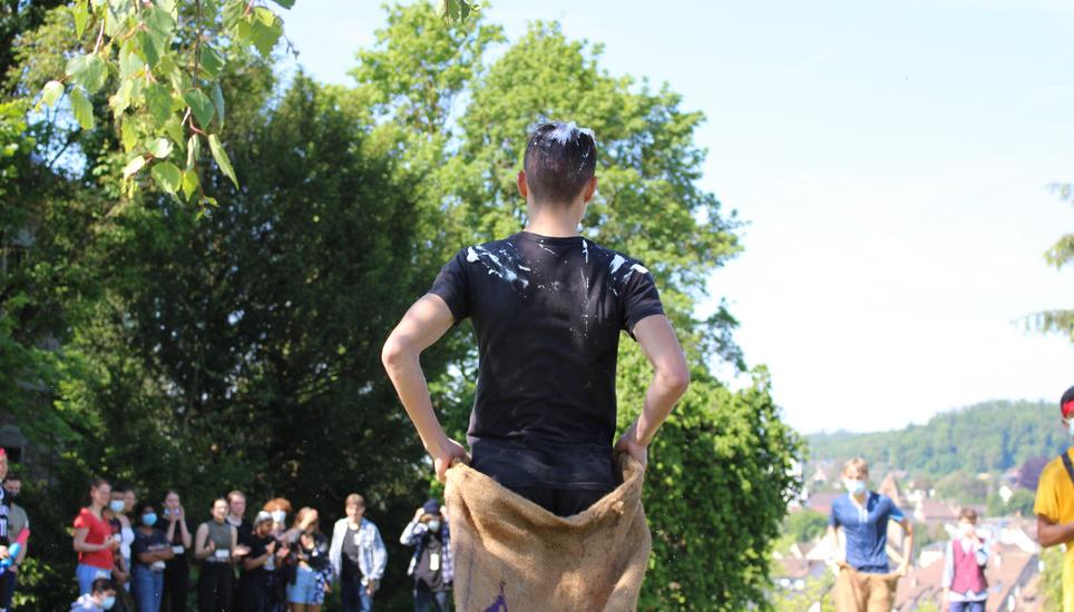 Beim Sackhüpfen wurde fleissig gekämpft. Bild: Mahara Rösli