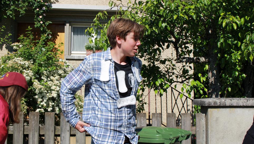 Der Kantischüler Mathias Fischer wurde als Strafe mit Binden eingeklebt. Bild: Mahara Rösli
