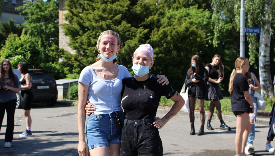Olivia Schulthess und Noemi Menzel haben viel Rasierschaum abgekriegt. Bild: Mahara Rösli
