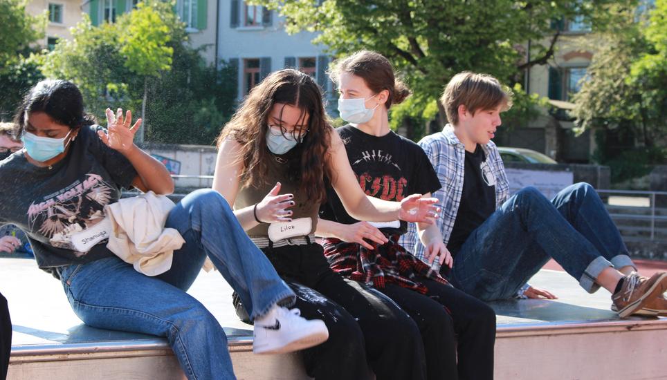 Schüler der Klasse 2nb werden von den Maturanden nass gespritzt. Bild: Mahara Rösli