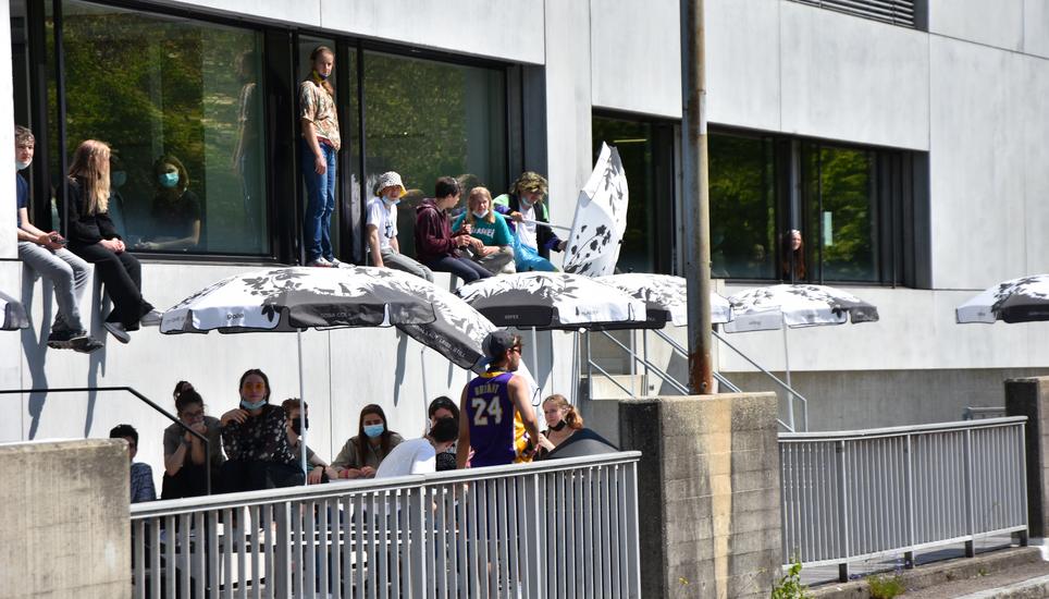 Sogar auf dem Fenstersims genossen die Schüler die warmen Sonnenstrahlen. Bild: Mahara Rösli